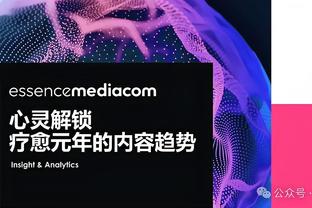 人在广东仍心系球队！赵睿手机上观看新疆客战天津的比赛直播